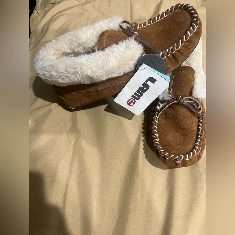 NEW WITH TAGS Women’s LAMO Mocassin Slippers. Chestnut Size 8
